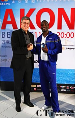 RIM公司中國區(qū)總裁謝國睿先生向美國嘻哈天王阿肯贈(zèng)送黑莓智能手機(jī)