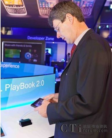 RIM公司總裁兼首席執(zhí)行官Thorsten Heins先生體驗(yàn)BlackBerry尖端科技產(chǎn)品